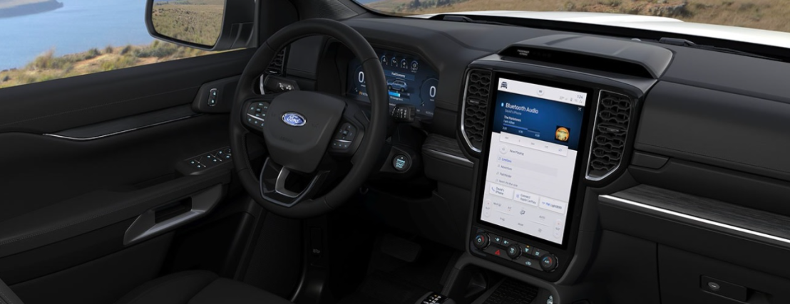 SYNC®4A¹ là hệ thống giải trí và thông tin liên lạc trên xe có kết nối dữ liệu đám mây. Có rất nhiều tính năng tích hợp trên xe và hệ thống sẽ hiển thị 5 hoạt động gần nhất, giúp bạn kiểm soát dễ dàng hơn. Ngoài ra, bạn có thể điều hướng các thẻ thông tin chỉ với các thao tác đơn giản. Thông qua tích hợp không dây với điện thoại thông minh và màn hình cảm ứng 10,1” hoặc 12” inch lớn nhất trong phân khúc, bạn sẽ trải nghiệm một không gian kết nối hoàn toàn mới ngay trên chiếc xe của mình.