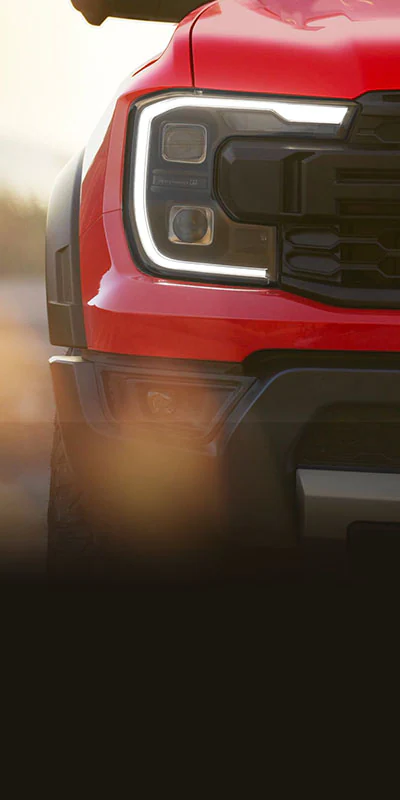 Ford Ranger Raptor 2023 sở hữu ngoại hình mạnh mẽ và nam tính hơn Ranger tiêu chuẩn với vòm bánh xe cứng cáp mở rộng. Xe được trang bị mâm xe 17 inch độc quyền, bọc trong lốp địa hình lớn 32-inch với khoảng sáng gầm xe được tăng lên.